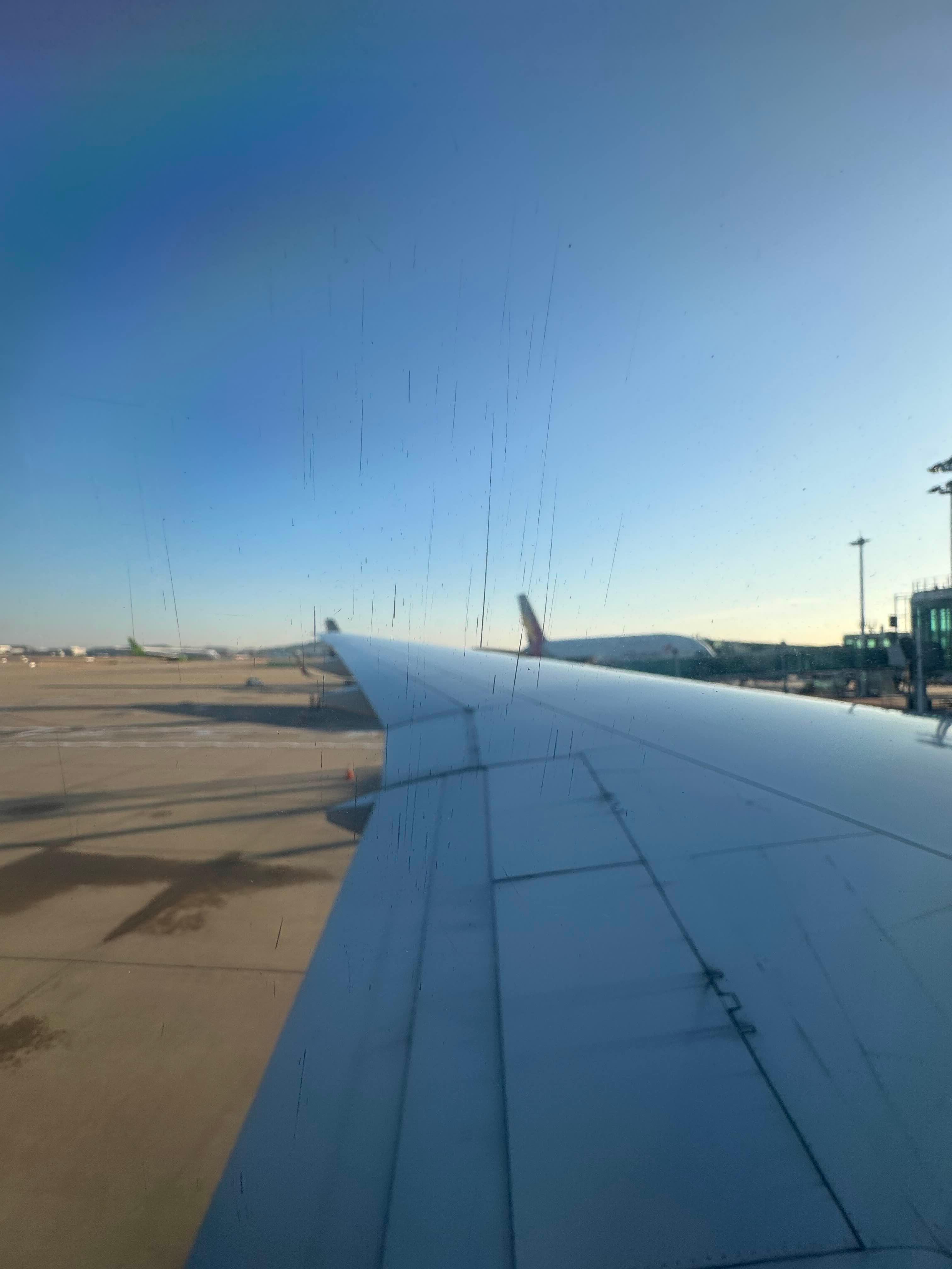 비행기 탑승 후 외부 전경 사진