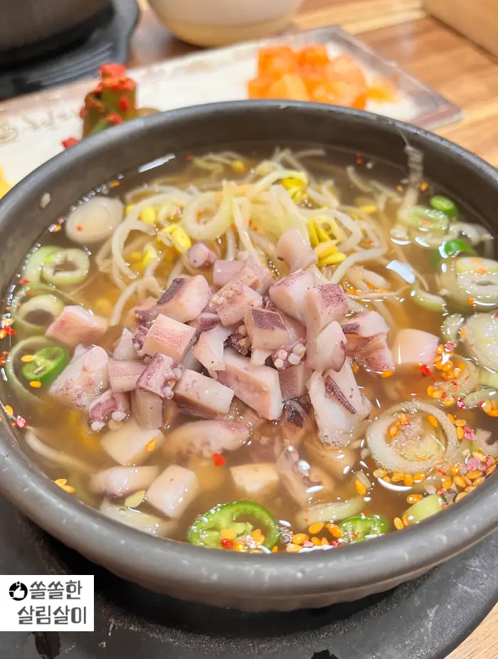 오징어를 넣은 콩나물국밥