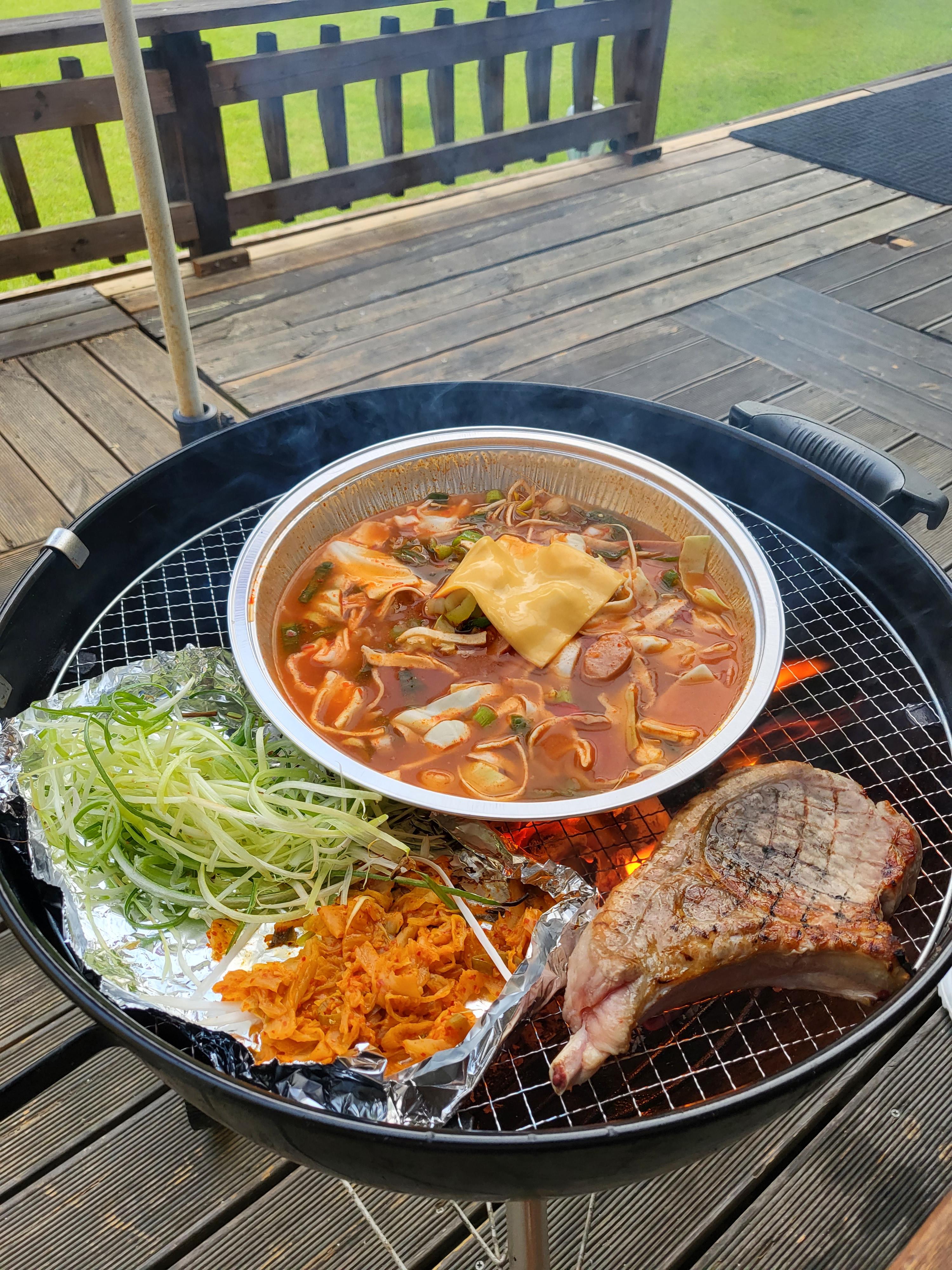 부대찌개와 토마호크