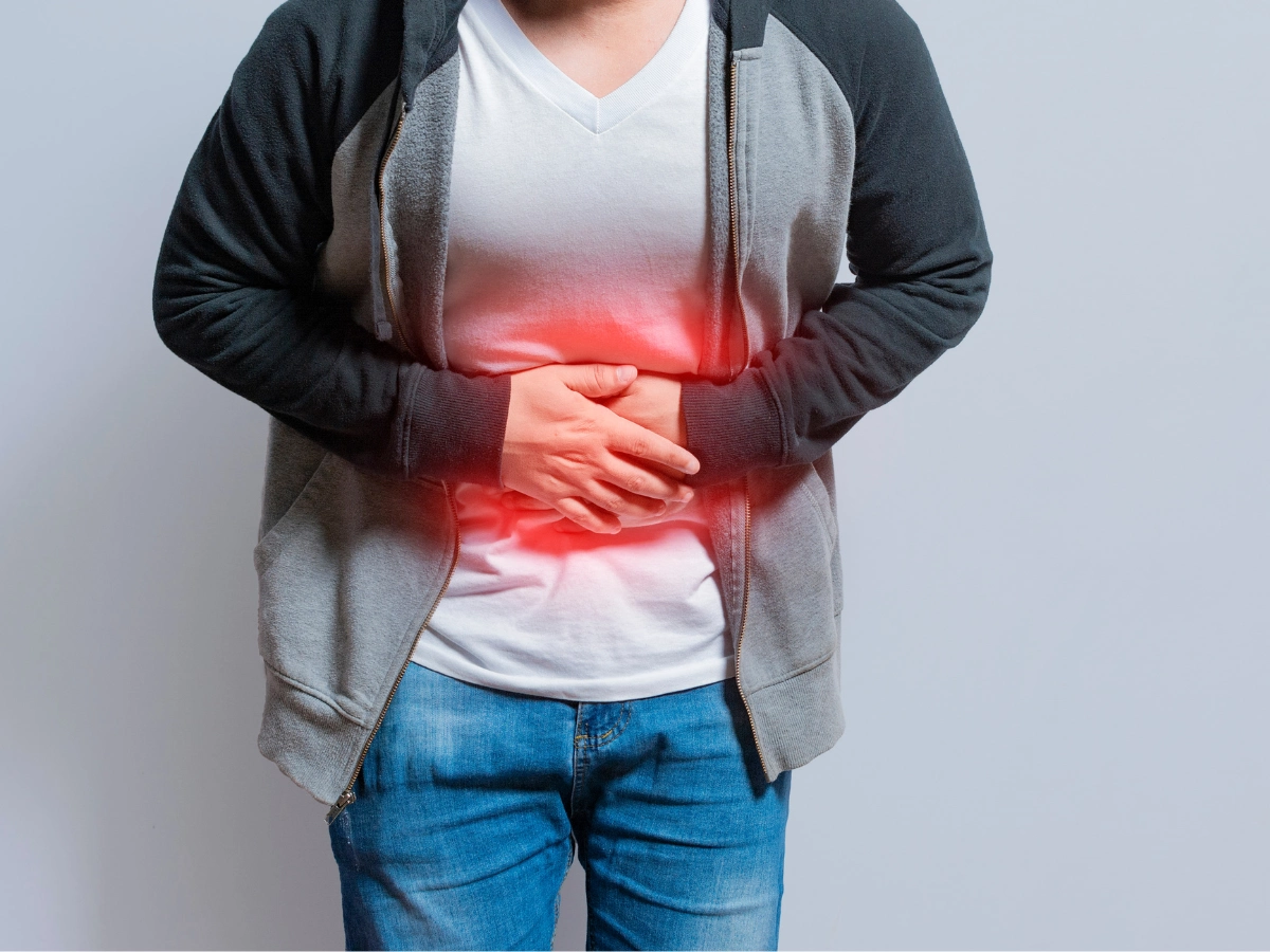 위염 때문에 복부 통증을 호소하는 남자