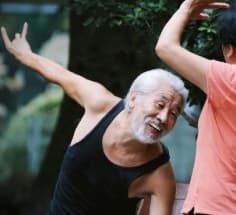 기지개 펴기 &amp; 가슴 펴기로 건강 관리할 수 있다는 이미지