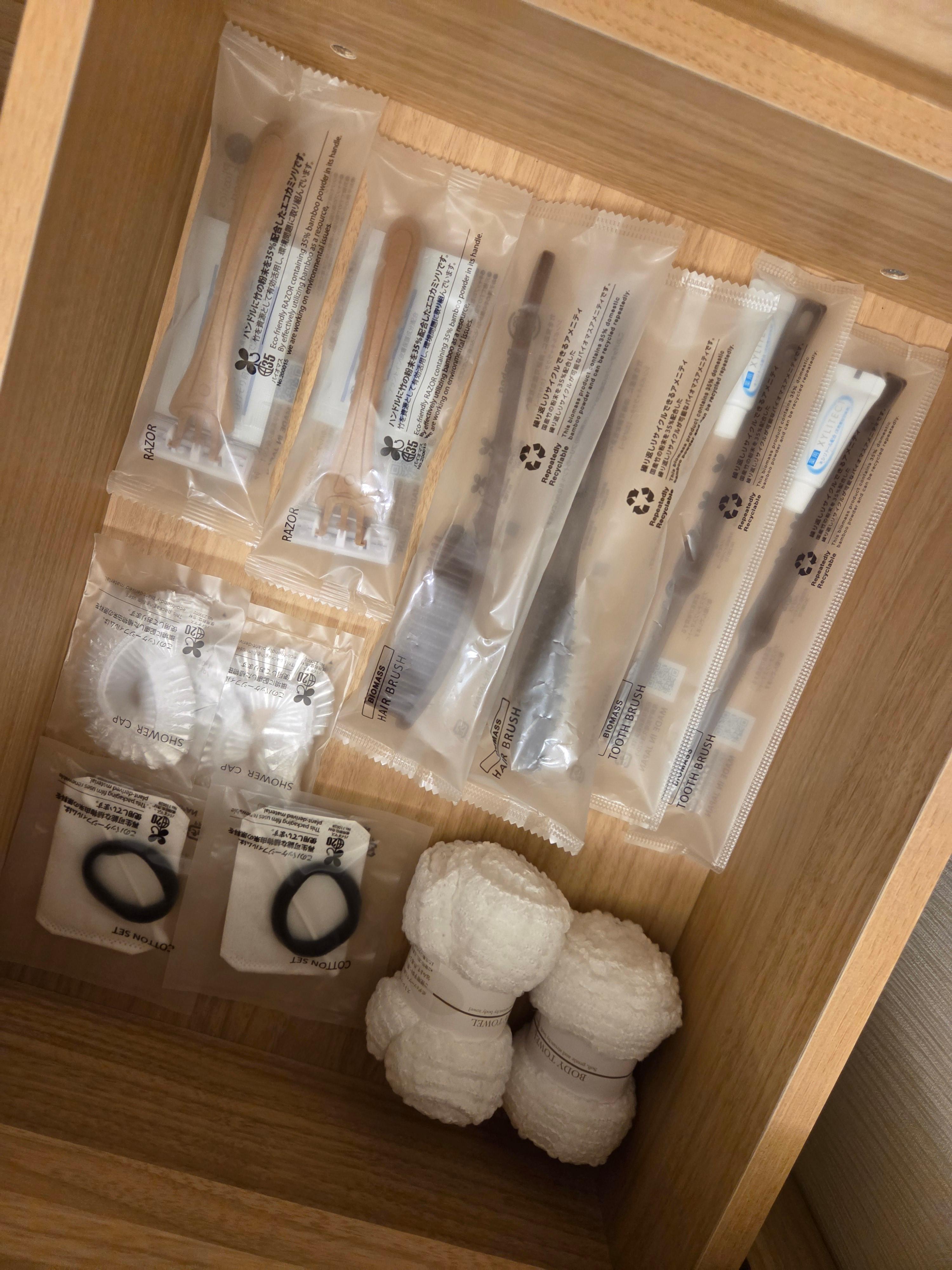 객실 어메니티 서랍 면도기·칫솔·샤워캡·헤어밴드 등