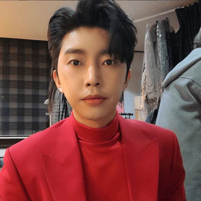 임영웅이 빨간 정장을 입고 정면을 응시하는 모습
