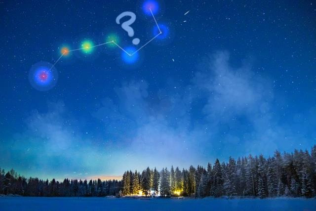 겨울 숲 위로 맑은 밤하늘에 북두칠성이 무지갯빛으로 강조되어 있으며, 일곱 개의 별이 선으로 연결되어 있다. 별 중 하나 위에는 물음표 기호가 그려져 있어 호기심을 자아낸다.