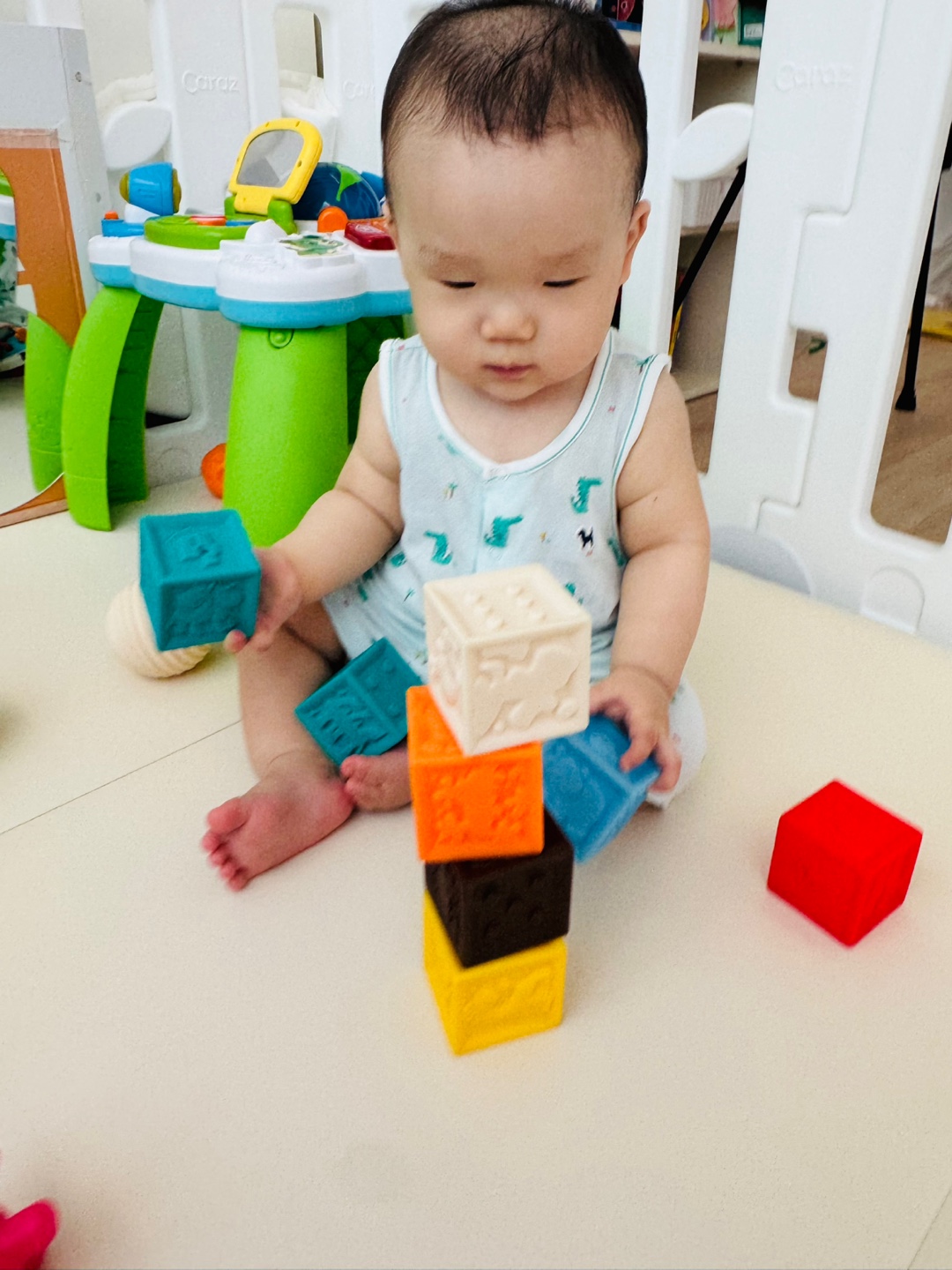 무너진 블럭을 들고 탐색하는 모습의 찬솔이