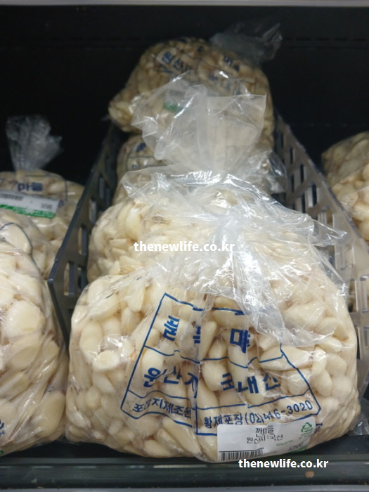 당뇨에 좋은 음식 알싸한 향이 나는 깐 마늘 식재료 실물