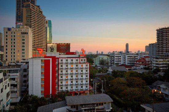 방콕 아속 지역의 레드플래닛 호텔과 고층 콘도, 도심 속 은퇴자 주거지 전경