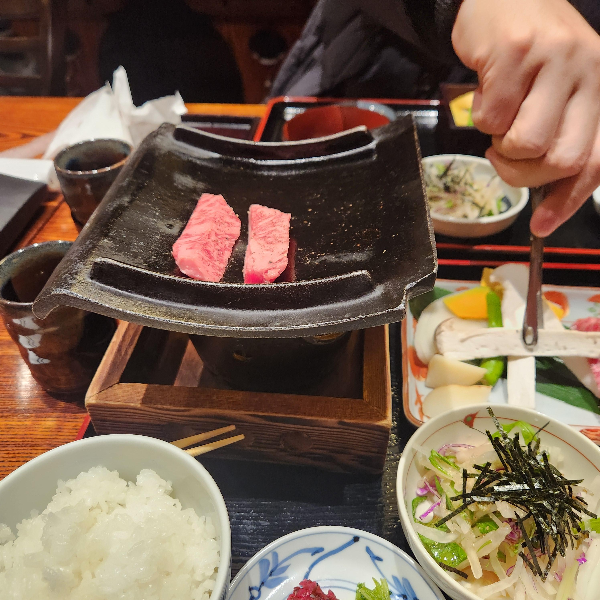 작은 화로에 와규를 올려 굽고 있는 모습