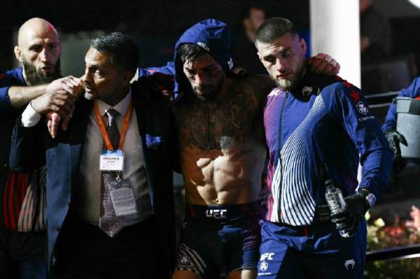 백악관 UFC 프리덤 250 게이치&middot;시릴 간 대이변 등극 및 트럼프 80세 생일 잔치 정치적 쟁점 분석