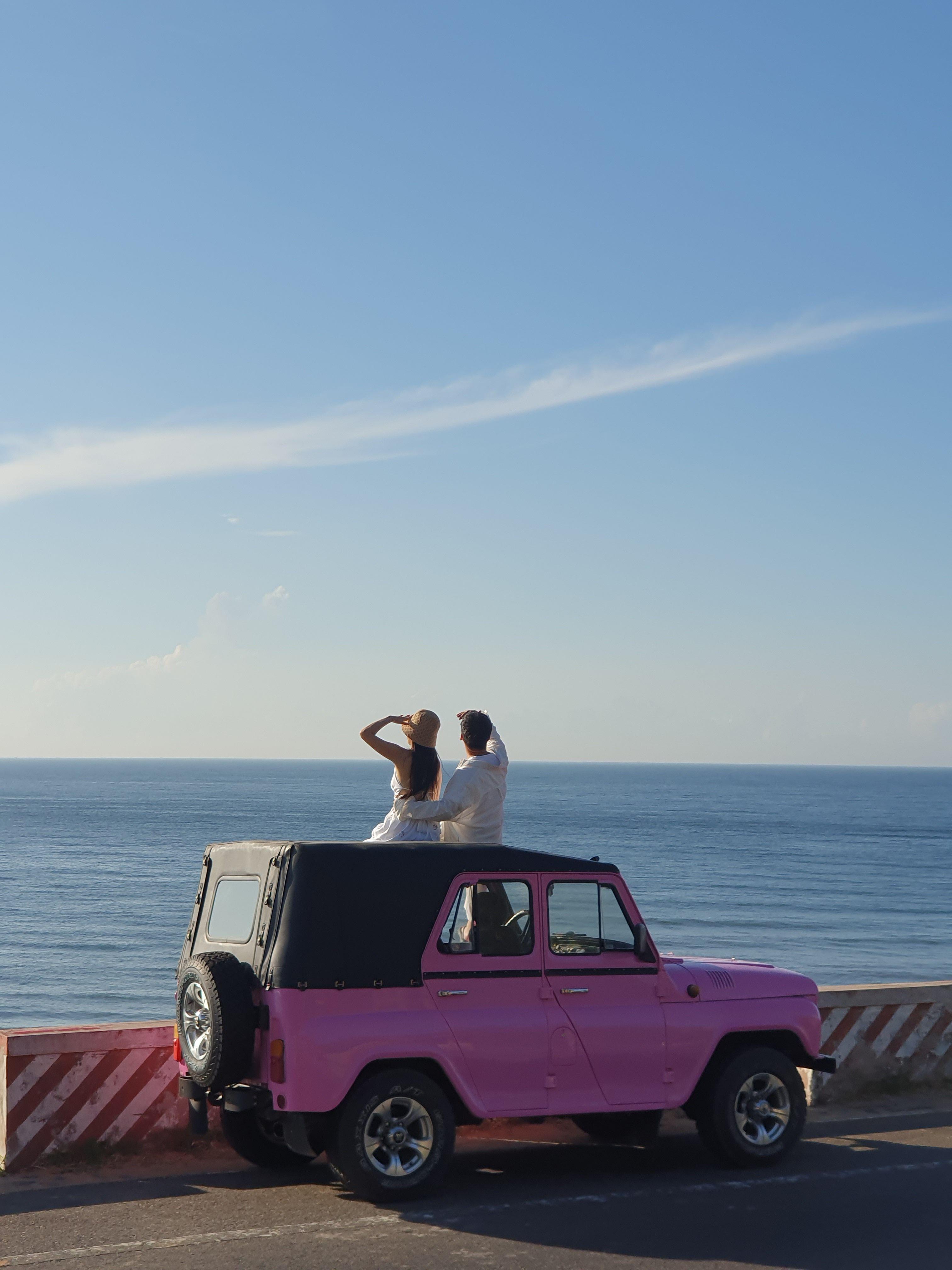 투어중 해안도로 커플사진