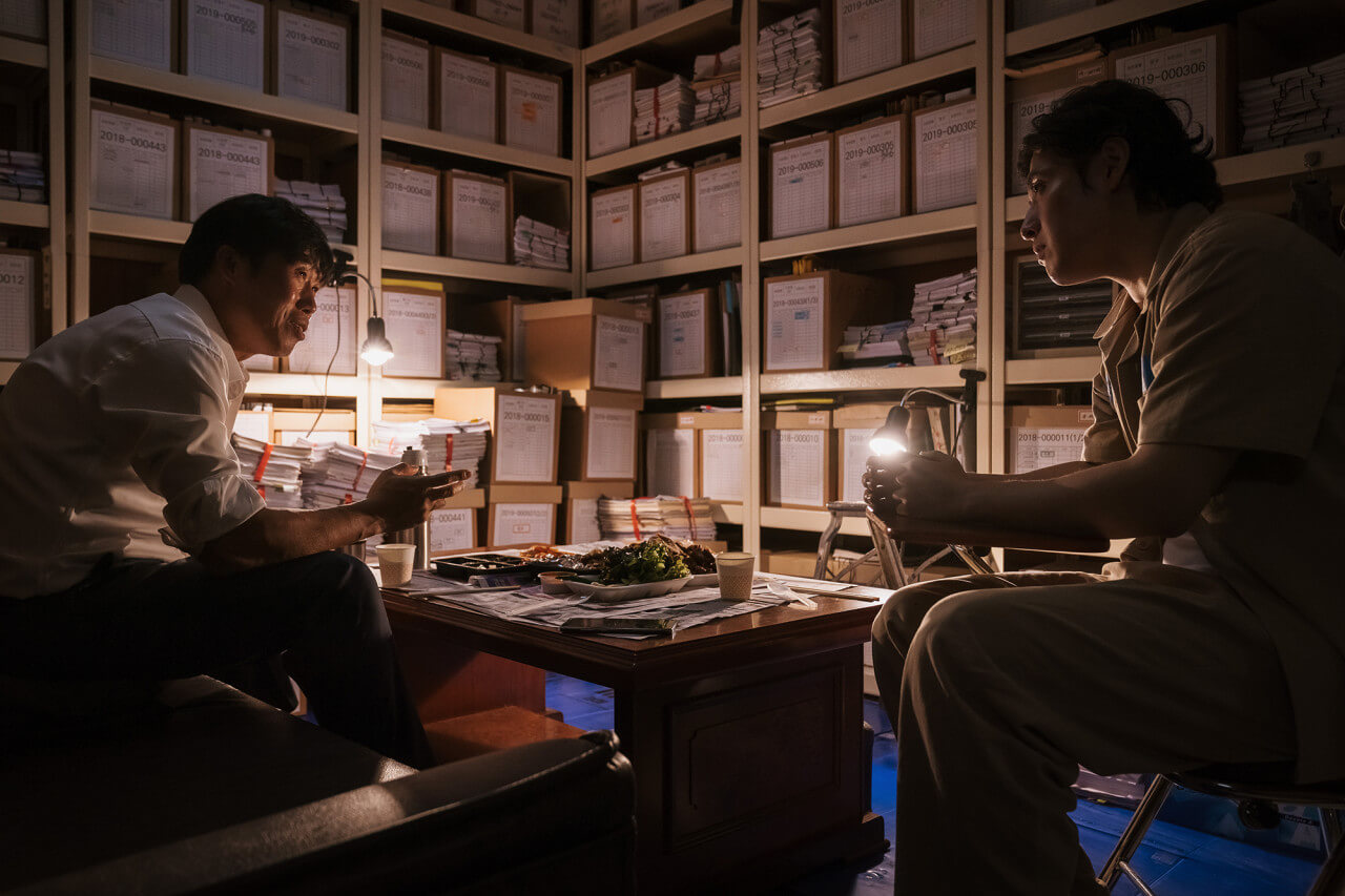 검사 구관희가 이강수에게 야당이 되어서 자신에게 정보를 넘겨 주라고 설득하는 장면