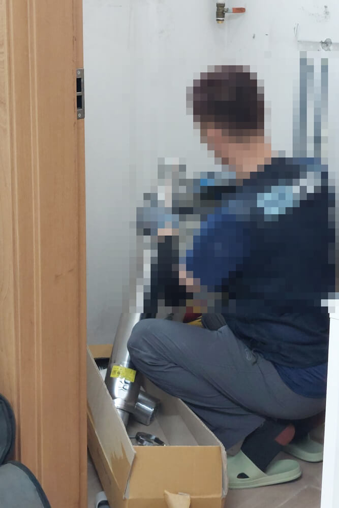 보일러 기사가 설치하는 모습