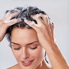 앞머리-위쪽으로-샴푸를하여-조심스럽게-머리감는-여성