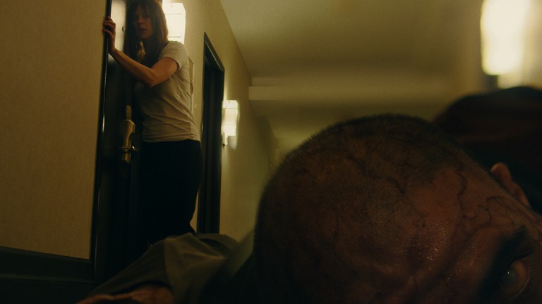 좀비와 여성의 모습