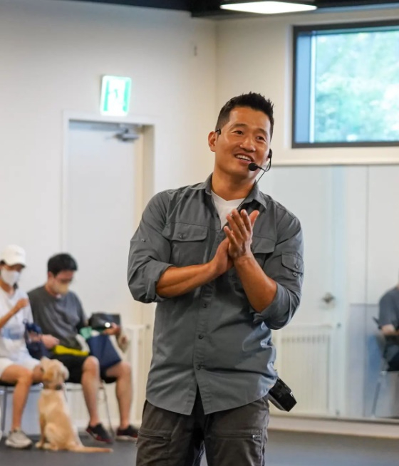 강형욱 보듬컴퍼니 대표의 직장 내 괴롭힘과 갑질 의혹이 일파만파 커지고 있는 가운데, 그가 고정으로 출연하는 예능 프로그램 '개는 훌륭하다'는 결방됐다. 사진은 강 대표. [사진=강형욱 인스타그램]