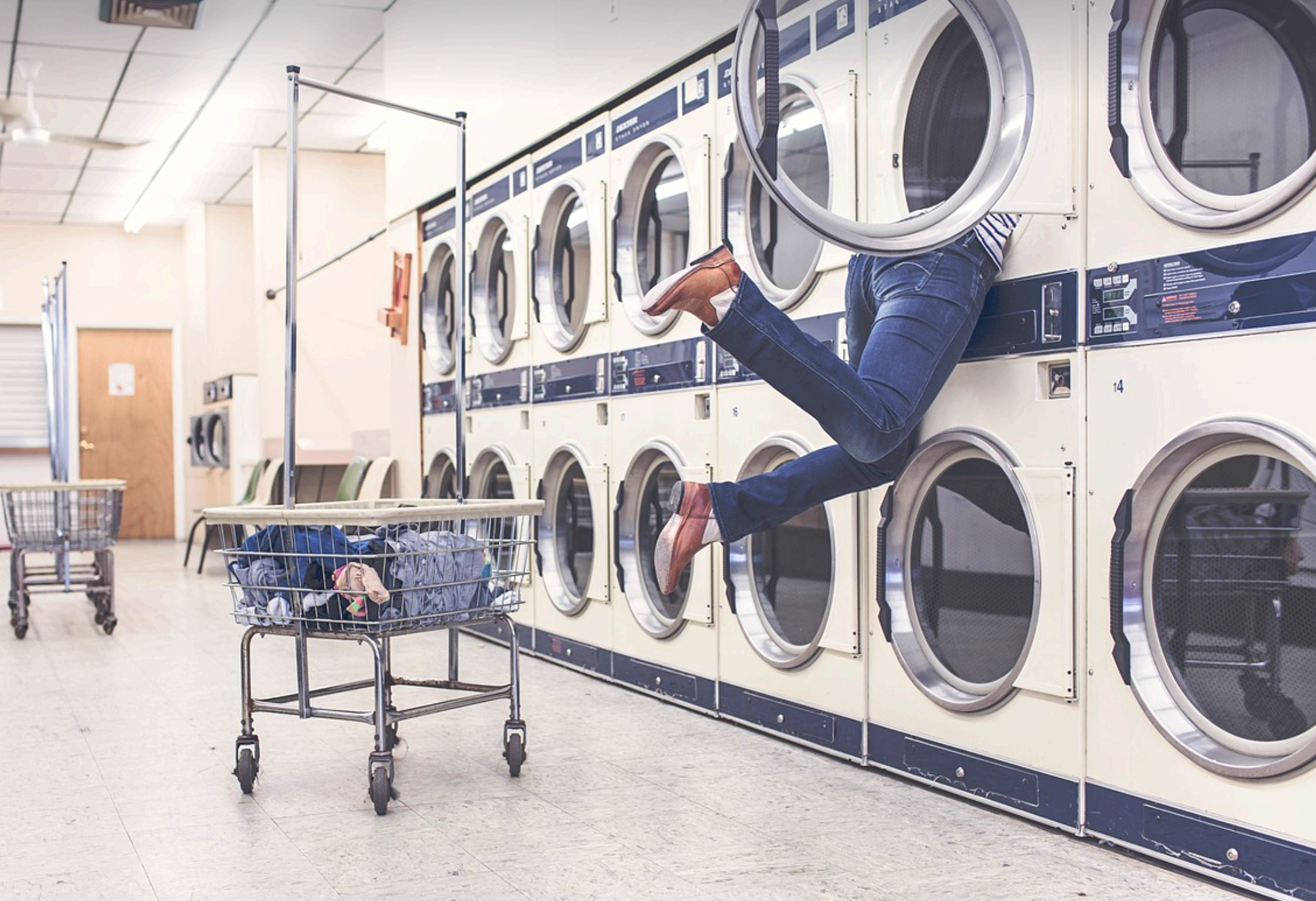 빨래방에서 빨래 꺼내는 모습