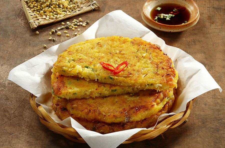 위에는 녹두를 대나무 키에 담아두고 그 옆에는 간장을 담은 동그란 종지그릇을, 그리고 그 밑에는 대나무로 만든 소쿠리에 종이를 깔고 그 위에 녹두를 갈아서 부침을 한 녹두빈대떡을 여러장 담아두고 찍은 사진