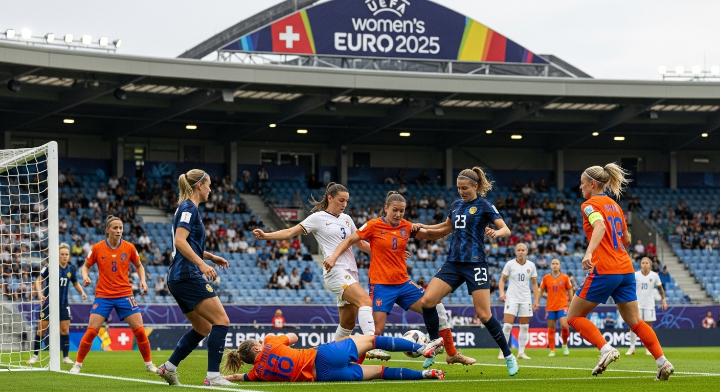 출전팀이 경기를 하고 있고 골대 앞에서 상대선수가 뒤엉켜 볼을 소유하려는 동작들을 담고 있습니다.