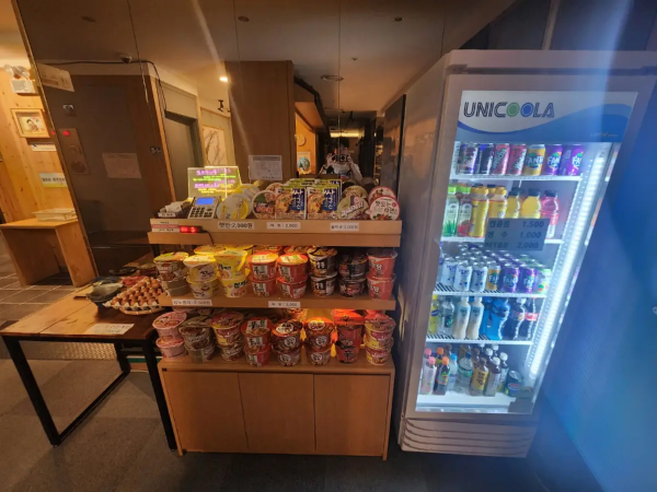 선반-위-라면과-냉장고-안-음료수