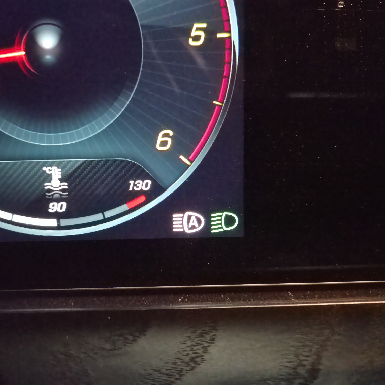 자동상향등이 계기판에 표시되고 있는 사진