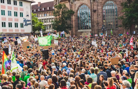 많은-사람들이-광장에-모여서-strike를-하고-있다