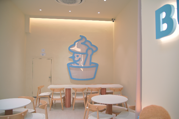흰색에 포인트 컬러로 하늘색을 사용한 내부