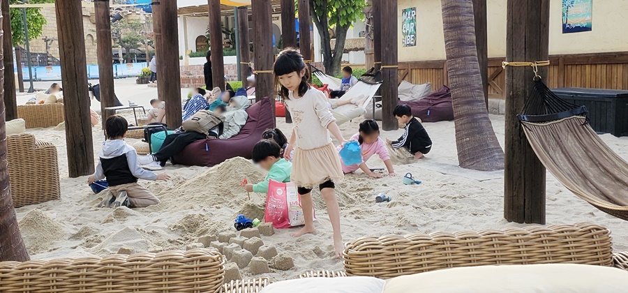 쿠앙이 쿠웅이와 친구들이 만든 모래 마을