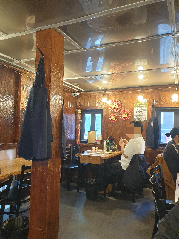 목재로 이뤄진 벽면, 테이블과 의자가 빈티지 스럽다.