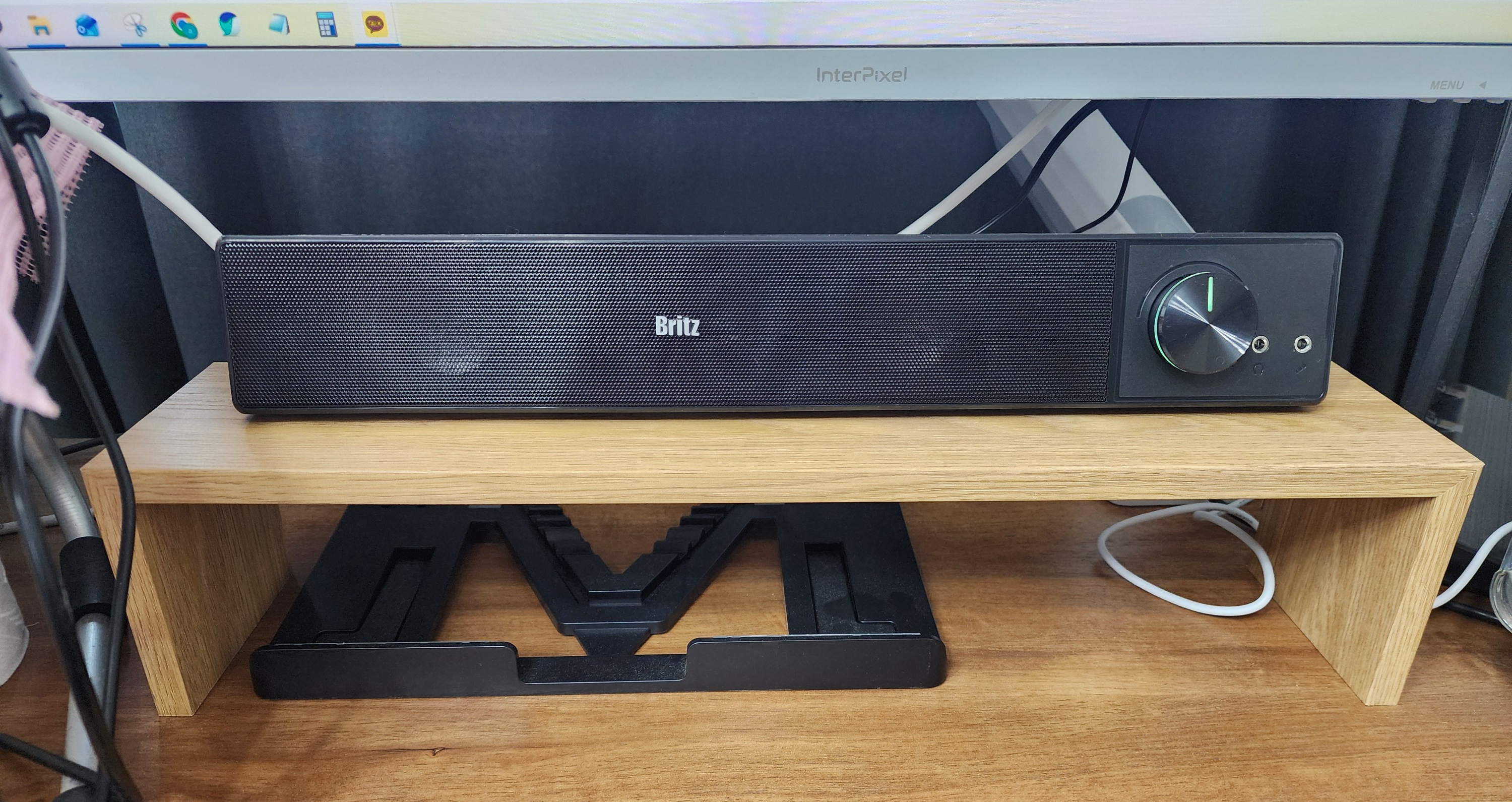 브리츠 사운드바 BZ-L1 제품 모니터 아래에 설치된 사진