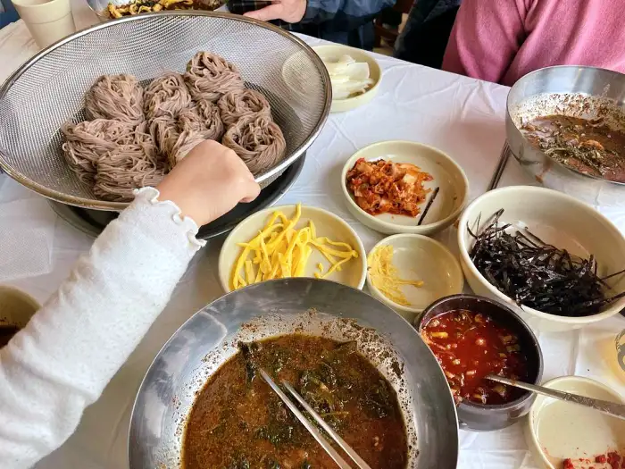 토요일은 밥이좋아 토밥좋아 강원 평창 고명 조합해 먹는 공이 메밀국수 맛집