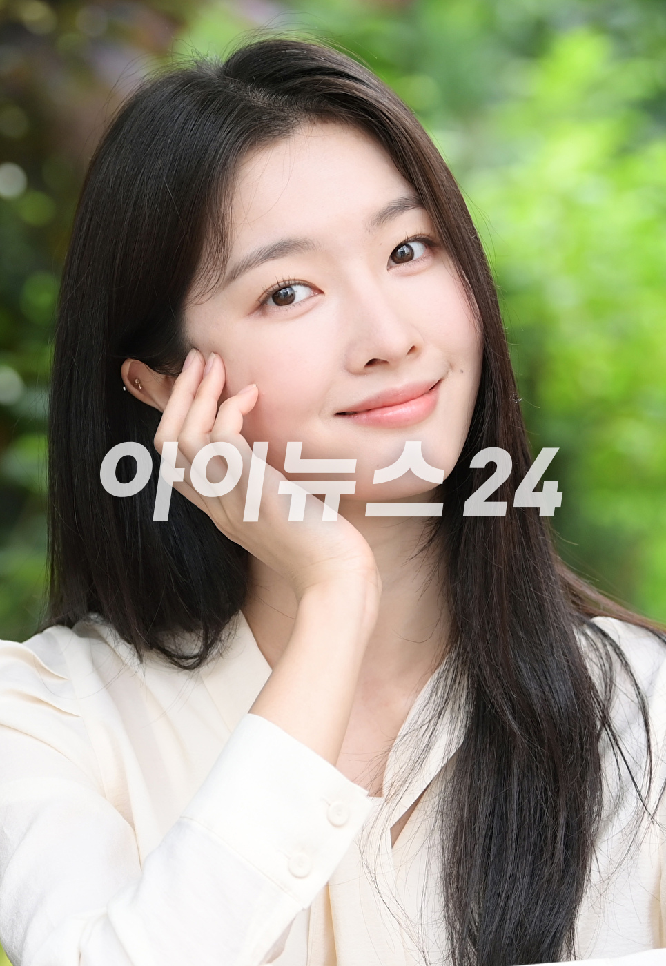 JTBC 수목드라마 '나쁜엄마'에서 '오하영' 역으로 활약한 배우 홍비라가 8일 서울 마포구 상수동에서 진행된 조이뉴스24와의 인터뷰에 앞서 포즈를 취하고 있다. [사진=정소희 기자]