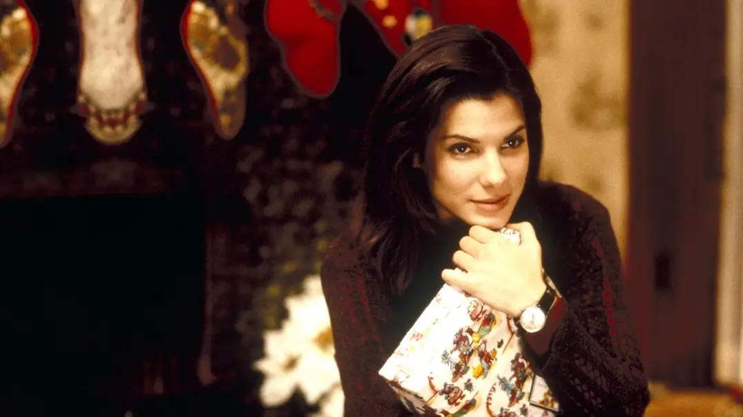 크리스마스 파티에 피터의 집에 초대되어 선물을 받고 행복한 가족을 흐뭇하게 바라보는 루시