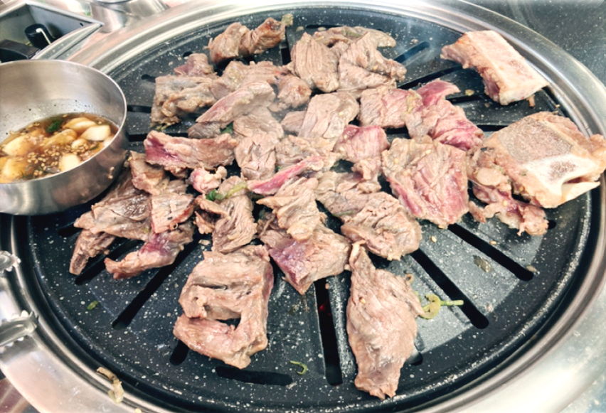 신촌 서서갈비의 원조 연남서식당의 양념 소갈비가 불판 위에서 맛있게 구워지고 있는 모습