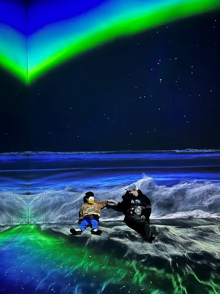 아르떼-뮤지엄-파도-영상-위-아빠와-아들