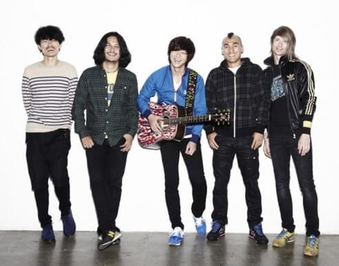 YB-나는-나비-YB의-멤버들이-활짝-웃으며-나란히-서-있는-사진