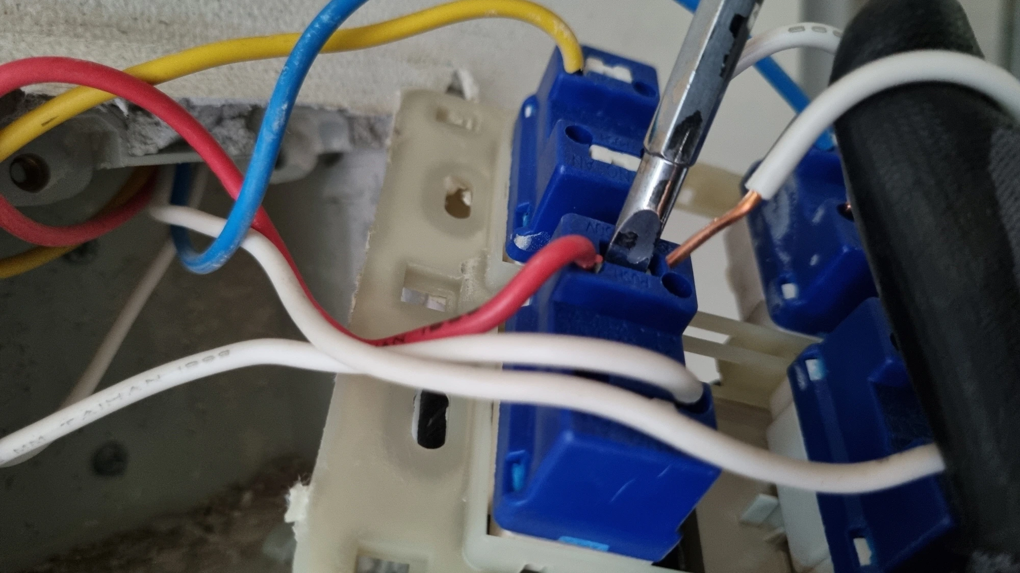 스위치 전선 빠진 모습