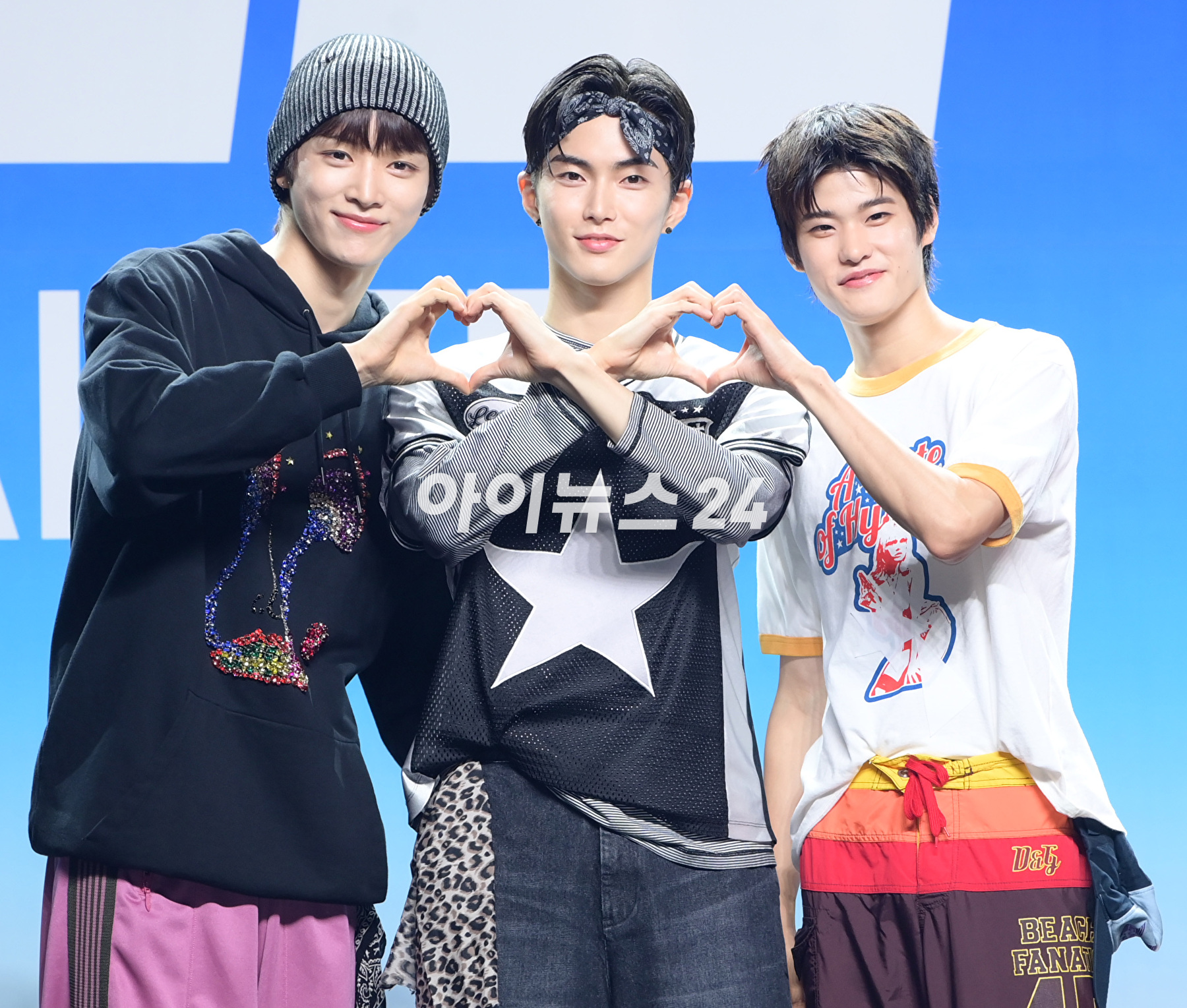 그룹 라이즈(RIIZE) 쇼타로와 성찬이 4일 오후 서울 용산구 한남동 블루스쿼어에서 열린 라이즈 데뷔 앨범 쇼케이스 &#39;RIIZING DAY: RIIZE Press Premiere&#39;에 참석해 타이틀곡 &#39;겟 어 기타&#39;(Get A Guitar) 무대를 선보이고 있다. [사진=정소희 기자]