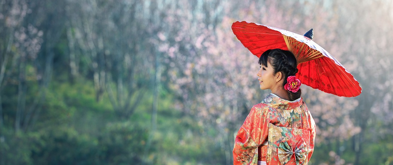 일본 전통 의상 기모노를 입은 여성