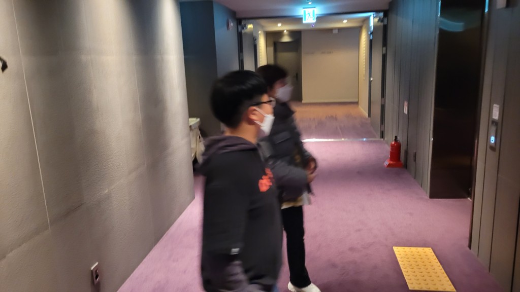 객실 복도와 엘리베이터 앞