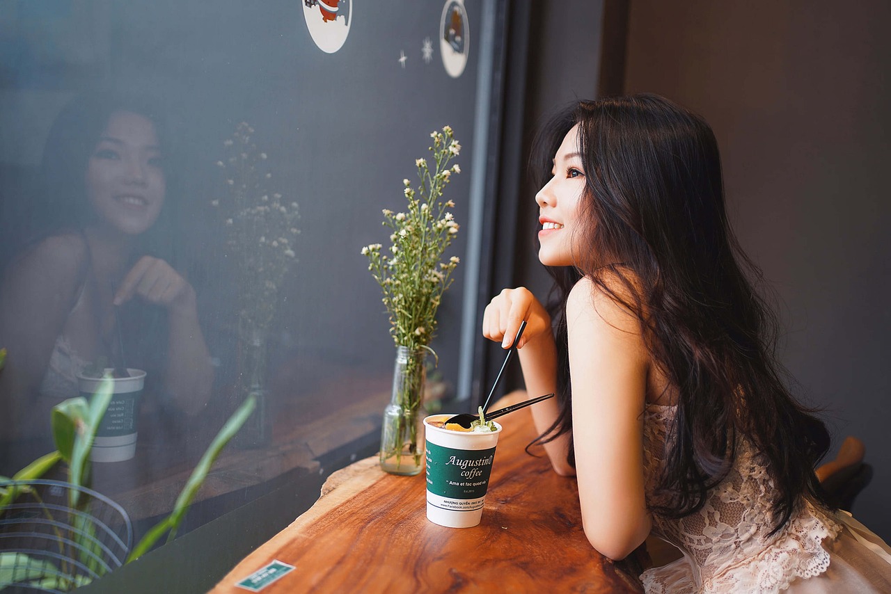 햇살 드는 카페 창가 관련 사진