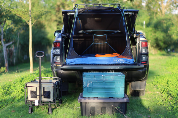 차에서 캠핑하는 이미지