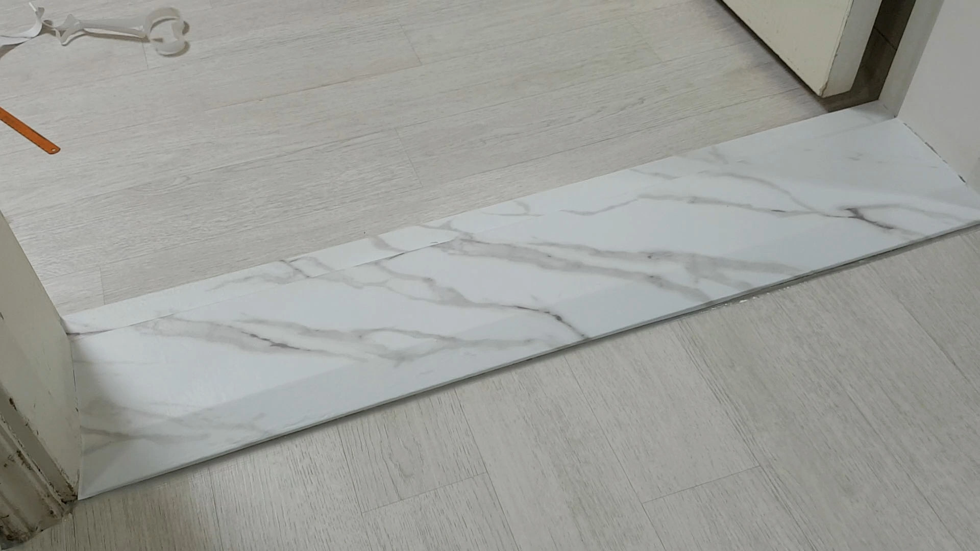 방문턱 시트지 붙인 모습