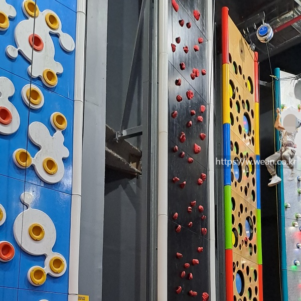 어린이가 클라이밍 기구를 즐기고 있습니다.