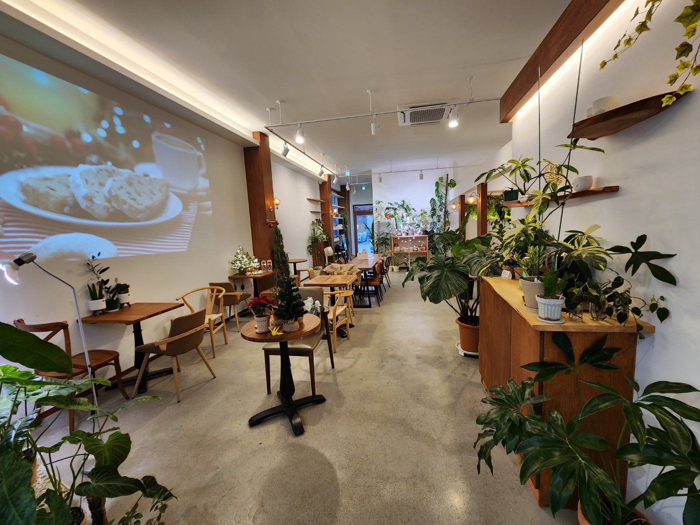 넓은 테이블좌석들