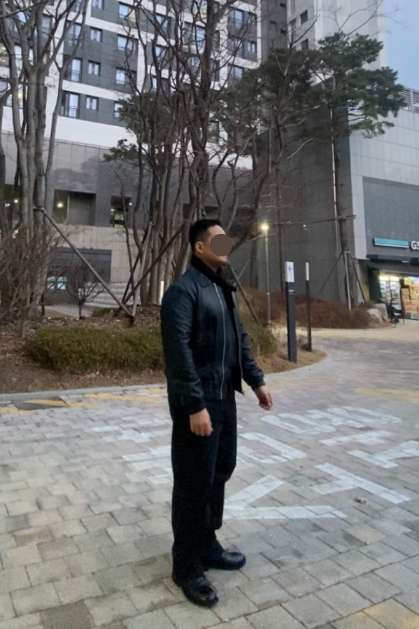 데일리룩('26. 3. 6.)스페로네 스탠다드 카라 A-2 재킷, 아이라이크큐 빈티지 목도리 머플러, 무신사스탠다드 레플리카 퍼티그 팬츠, 킨치 구두 더비슈즈 SHOWER 808