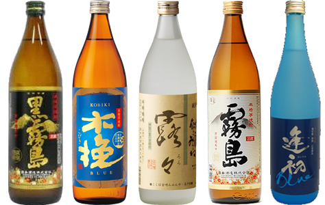 일본의 병들이 일렬로 늘어져서 있는 사진