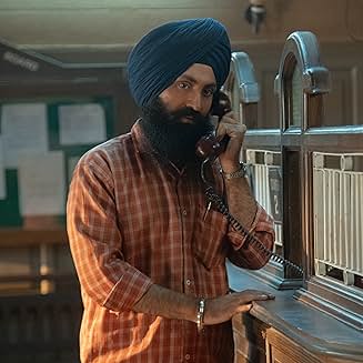 Amar Singh Chamkila 영화 속 장면, 전화 통화 중인 딜지트 도산즈