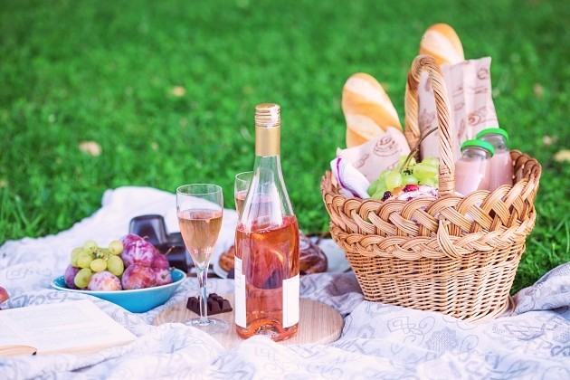 따뜻한 봄 날, 한강 피크닉 갈 때 어떤 와인이 좋을까요?