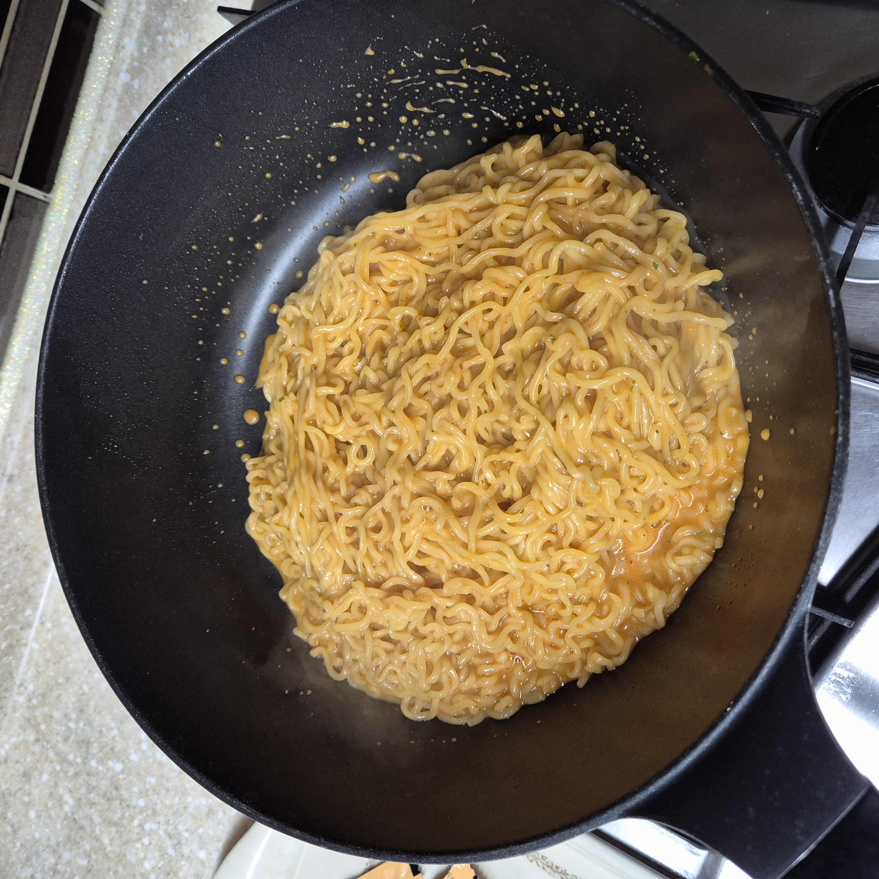 이제 잘 비벼준다.