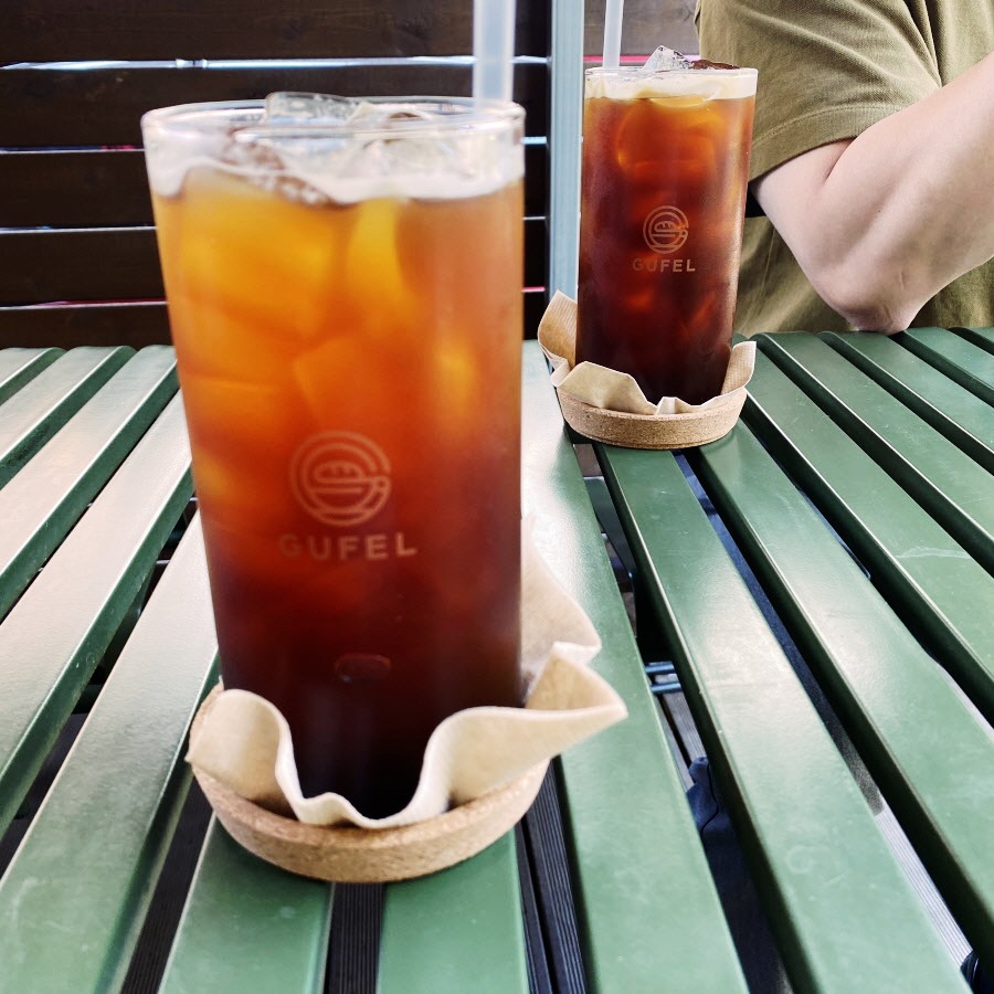 테이블 카페공간 아이스아메리카노 유리잔